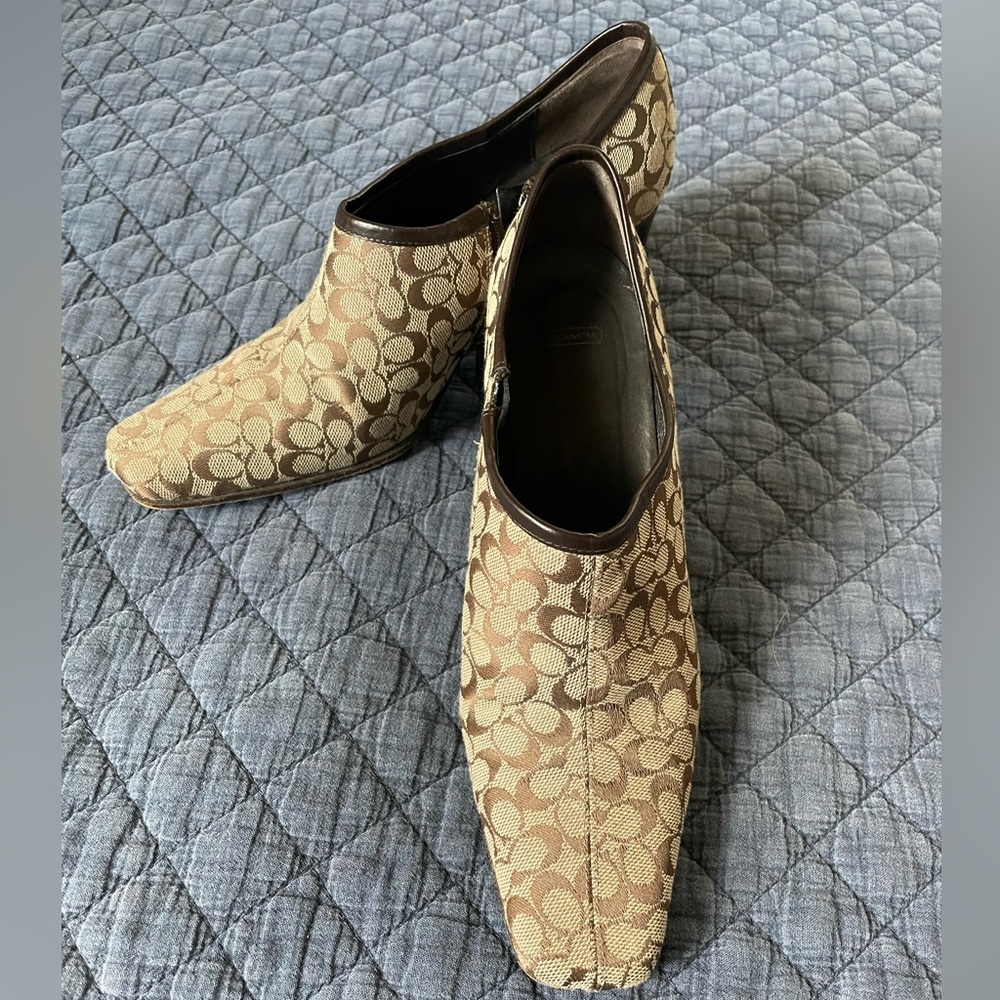 Signature Coach, two-tone brown boots. Size 6 1/2. - Picture 2 of 5